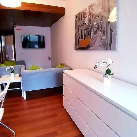 Guest house Room In Apartment - Theorynomadrooms Quarto Casal 6 Lisbon