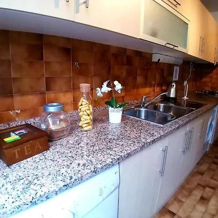 Guest house Room In Apartment - Theorynomadrooms Quarto Casal 6 Lisbon