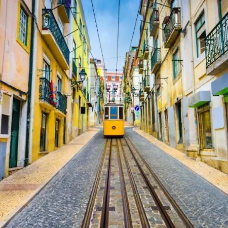 Guest house Room In Apartment - Theorynomadrooms Quarto Casal 6 Lisbon